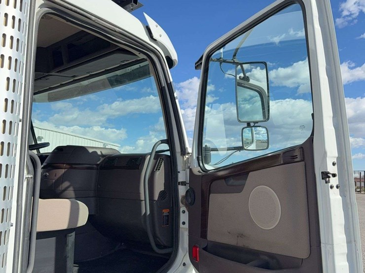 2016-volvo-vhd64f200-image-38