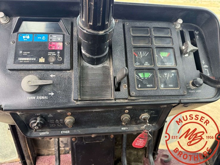 1982-international-3088-tractor-image-16