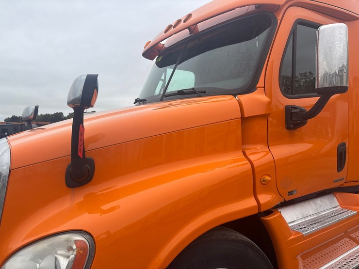 #2335-•-2012-freightliner-cascadia-sleeper-cab-truck-tractor-image-8