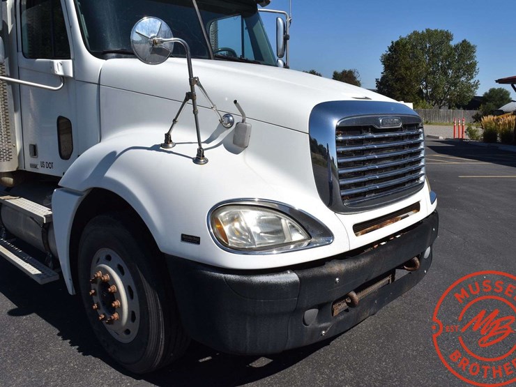 2006-freightliner-columbia-120-image-13