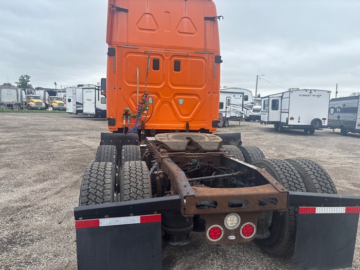 #2335-•-2012-freightliner-cascadia-sleeper-cab-truck-tractor-image-3
