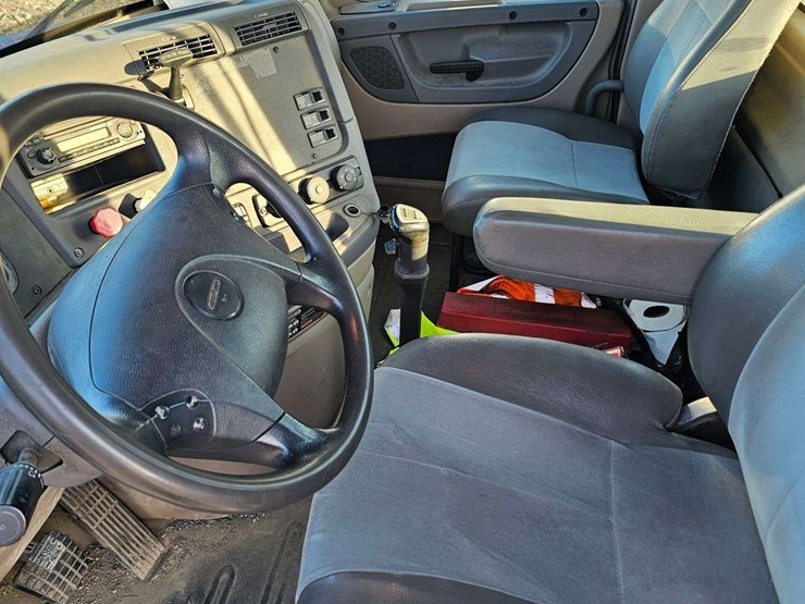 2012-freightliner-cascadia-125-image-11