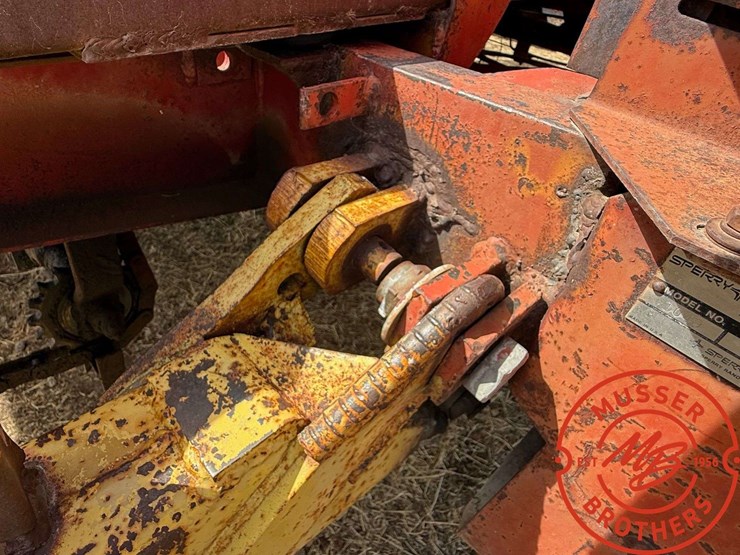 new-holland-1049-image-6