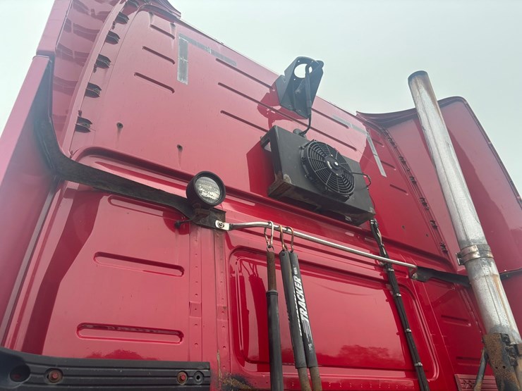 #2325-•-2010-volvo-vnl-sleeper-cab-truck-tractor-image-74