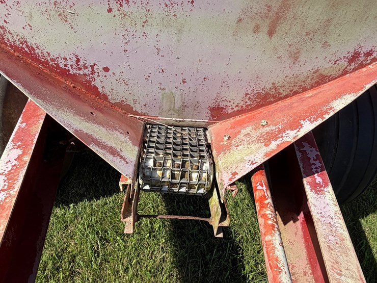 #2458-•-fertilizer-spreader-image-13