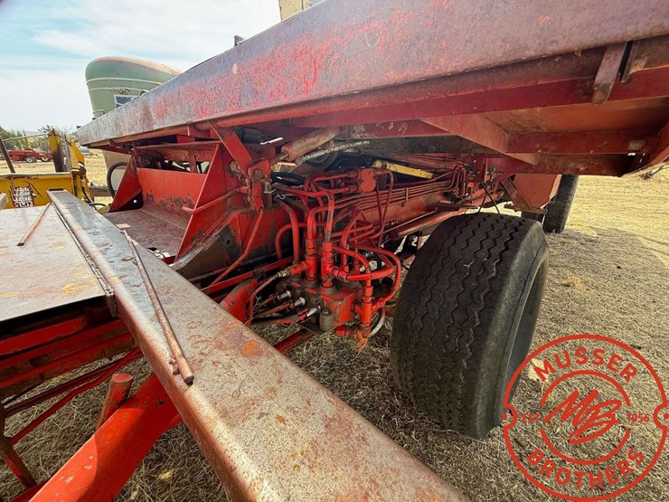new-holland-1049-image-5