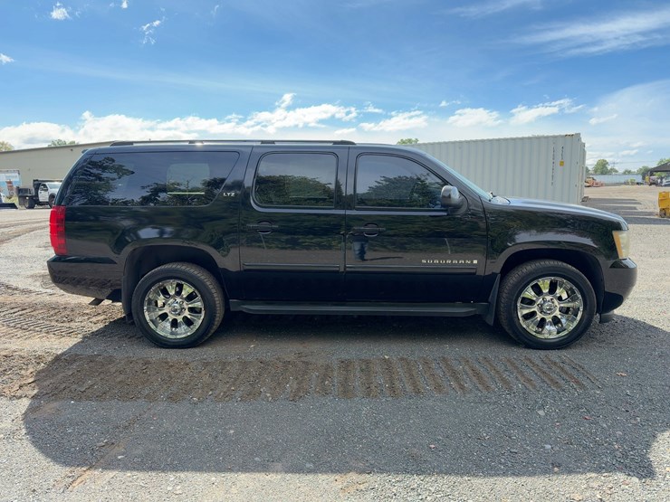 2007-chevrolet-suburban-image-6