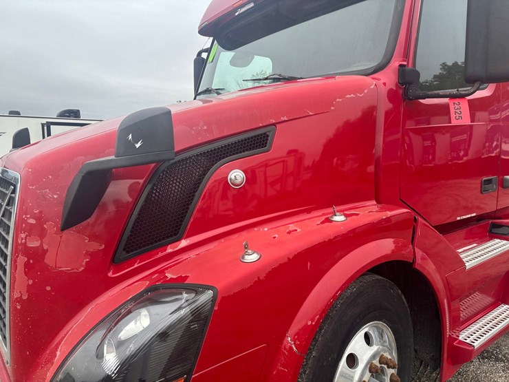 #2325-•-2010-volvo-vnl-sleeper-cab-truck-tractor-image-8