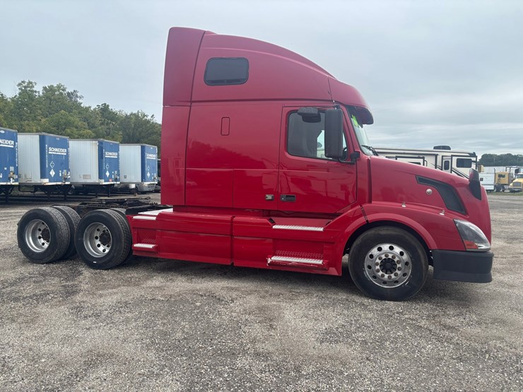 #2325-•-2010-volvo-vnl-sleeper-cab-truck-tractor-image-4