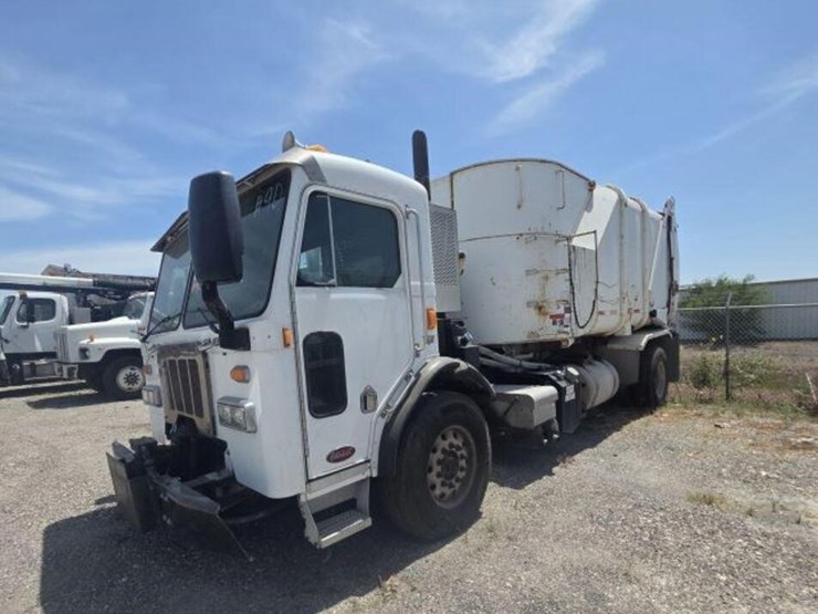 2014-peterbilt-320-image-1