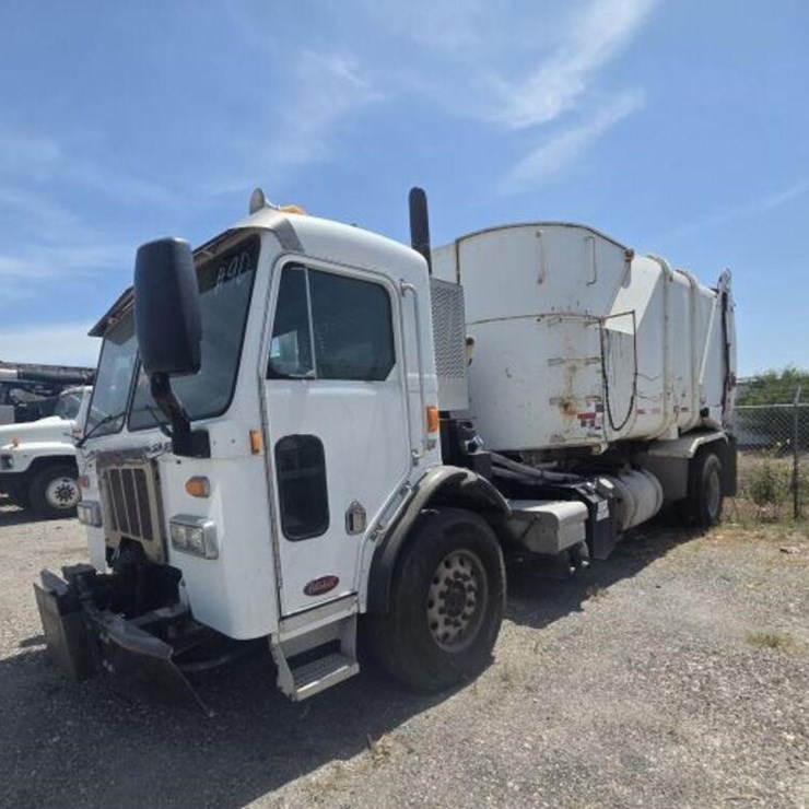 2014 PETERBILT 320