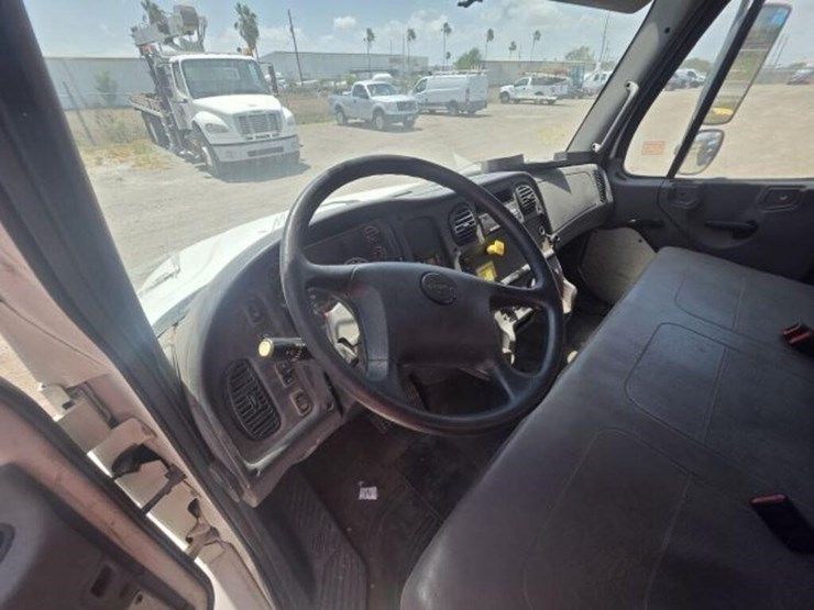 2018-freightliner-m2-106-image-8