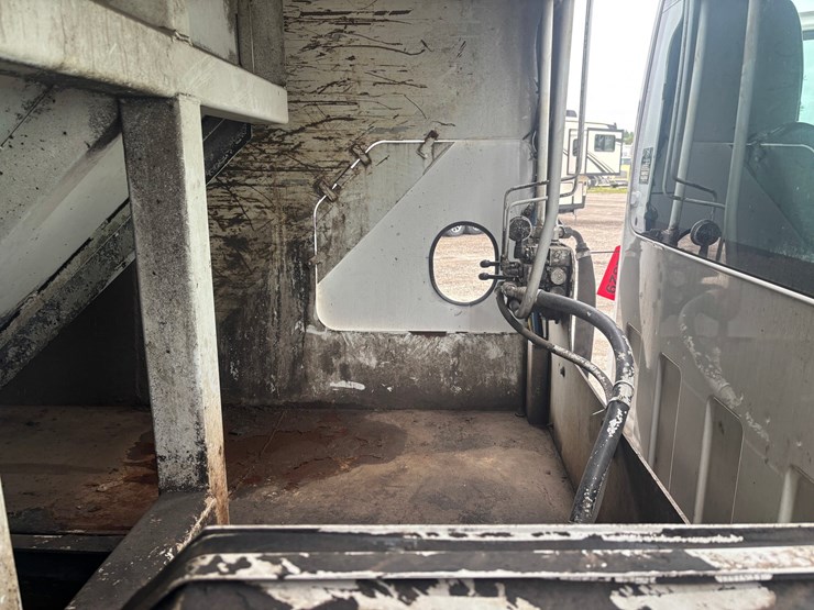 2009-gmc-7500-image-71