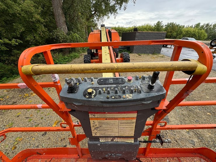 2011-jlg-600s-image-10