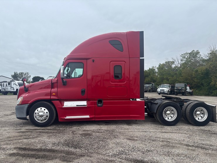 2013-freightliner-cascadia-125-image-2