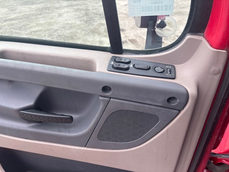2013-freightliner-cascadia-125-image-67