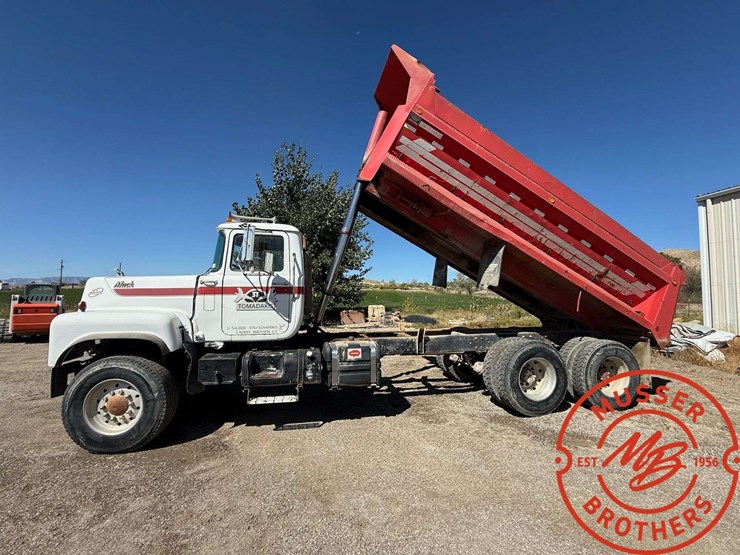 1979-mack-valueliner-image-3