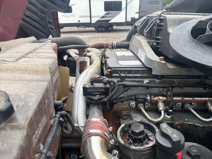2013-freightliner-cascadia-125-image-37