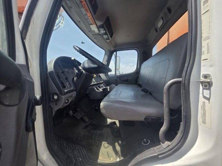 2018-freightliner-m2-106-image-6