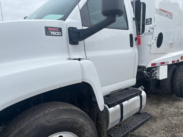2009-gmc-7500-image-8