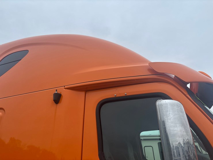 #2335-•-2012-freightliner-cascadia-sleeper-cab-truck-tractor-image-28