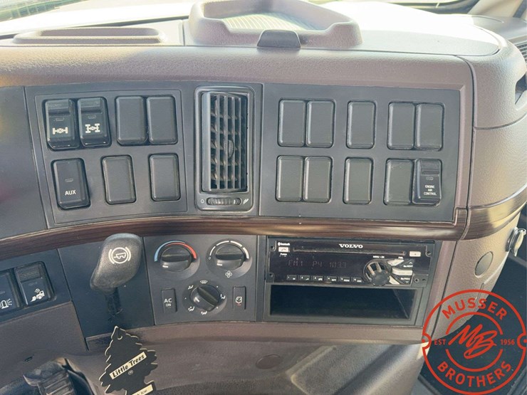 2016-volvo-vhd64f200-image-35