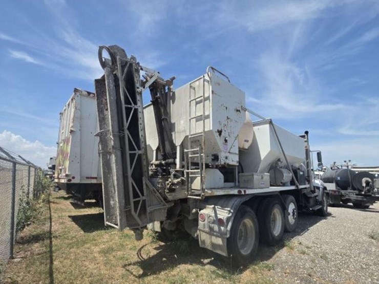 2015-freightliner-114sd-image-3
