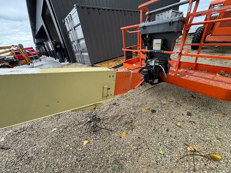 2011-jlg-600s-image-37