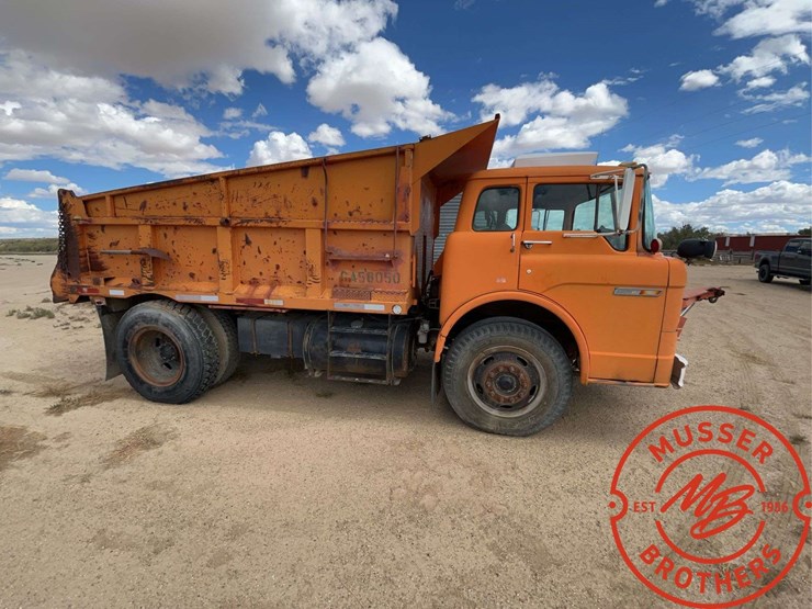 1985-ford-800-image-3