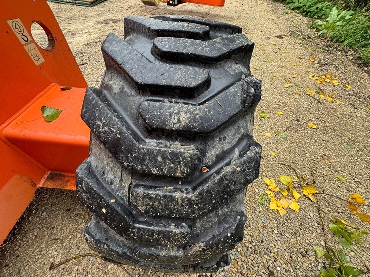 2011-jlg-600s-image-56
