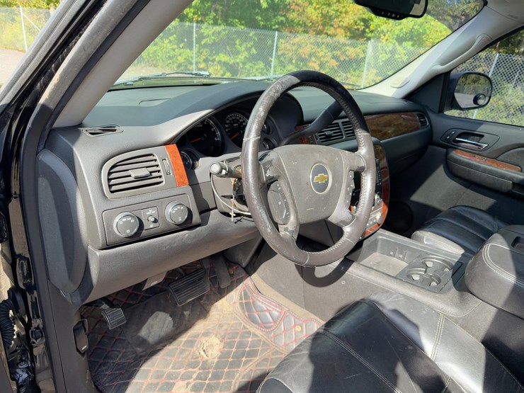 2007-chevrolet-suburban-image-19