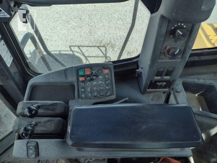 2019-deere-744kii-image-8