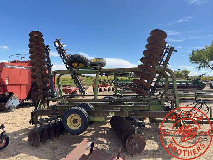 john-deere-235-image-4