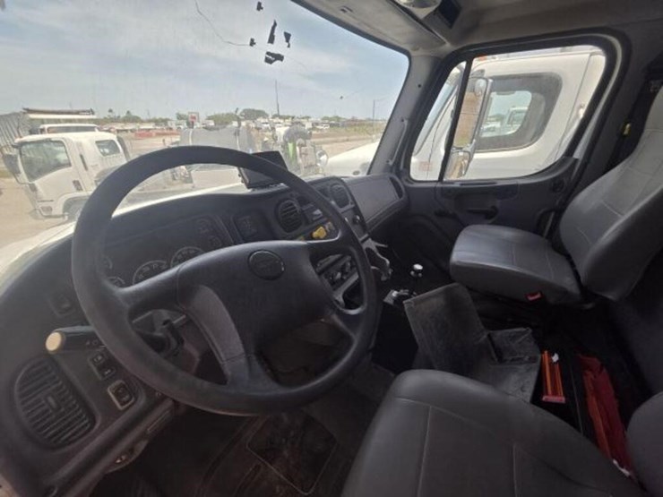 2018-freightliner-114sd-image-6