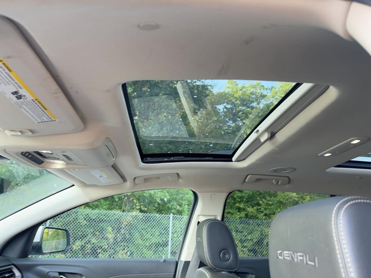 2022-gmc-acadia-denali-image-22