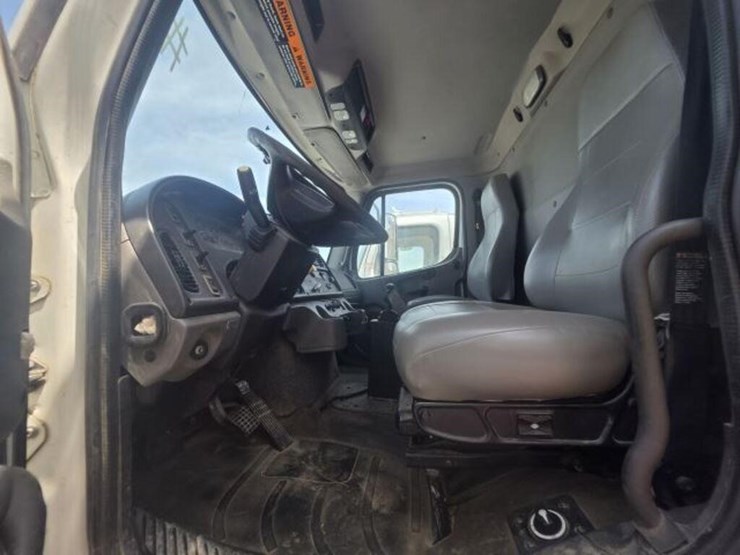 2018-freightliner-114sd-image-5
