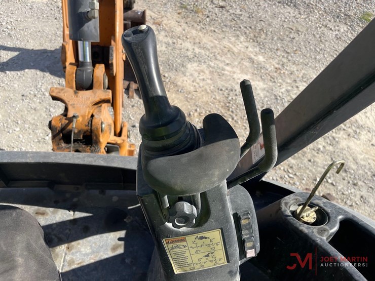 2020-case-580n-ep-loader-backhoe-image-25