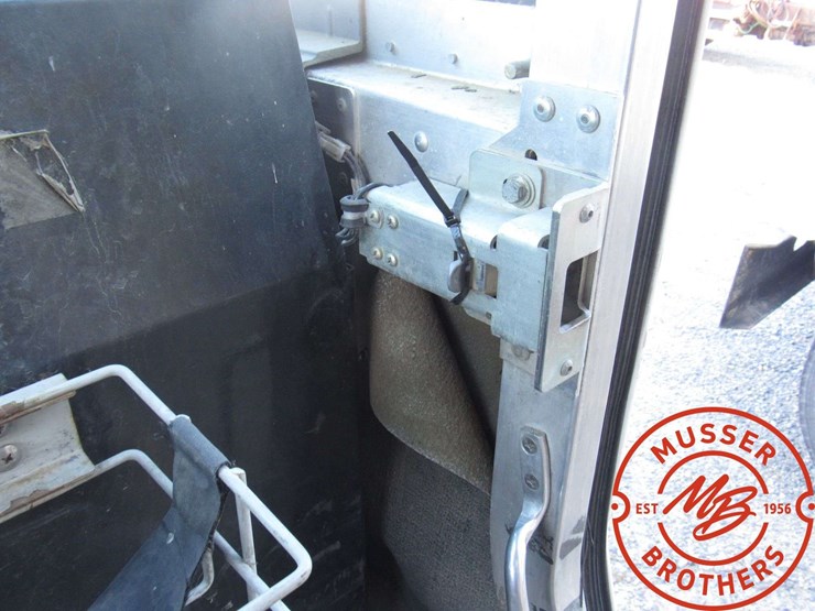 2005-freightliner-mt45-image-29