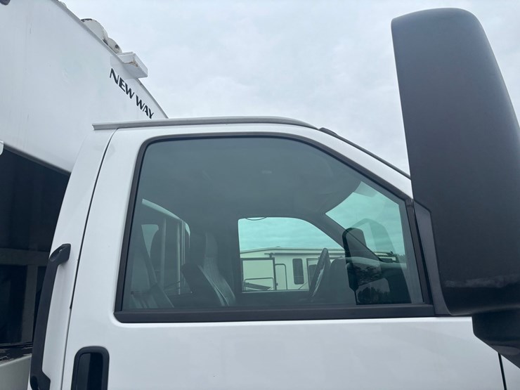 2009-gmc-7500-image-21