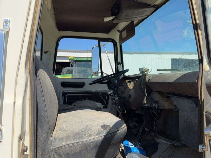 1980-ford-800-image-24