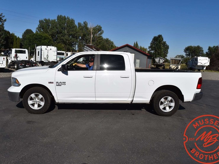2020-ram-1500-slt-image-3