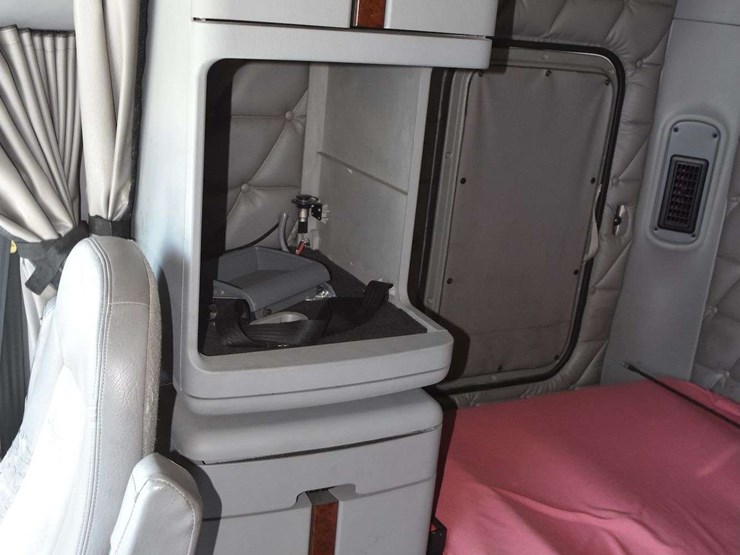 2006-freightliner-columbia-120-image-49