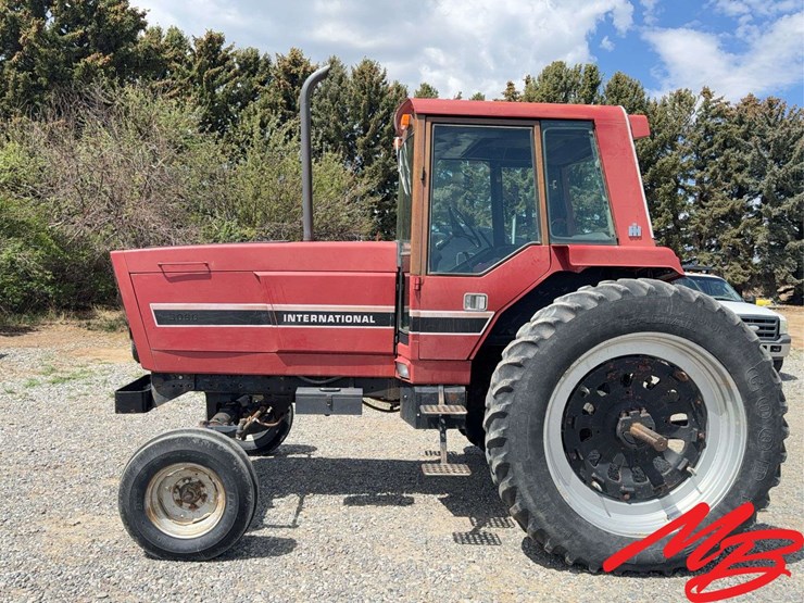 1982-international-3088-tractor-image-2