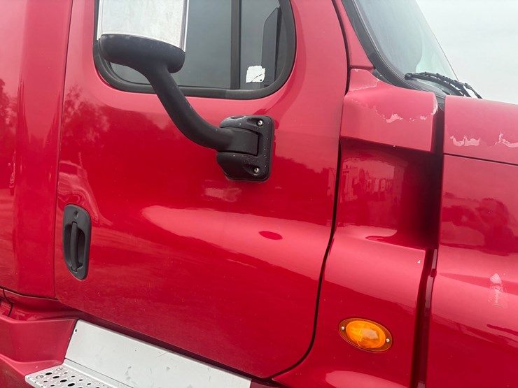 2013-freightliner-cascadia-125-image-23