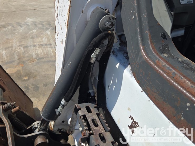 2016-bobcat-t590-image-23