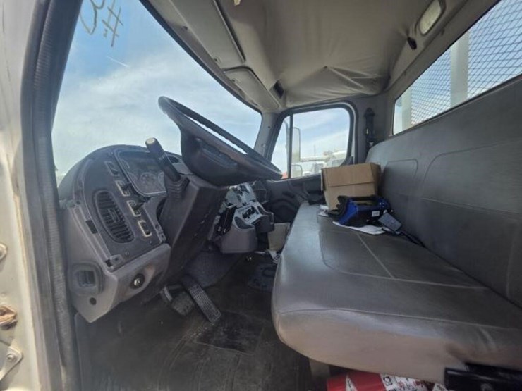 2014-freightliner-m2-106-image-8