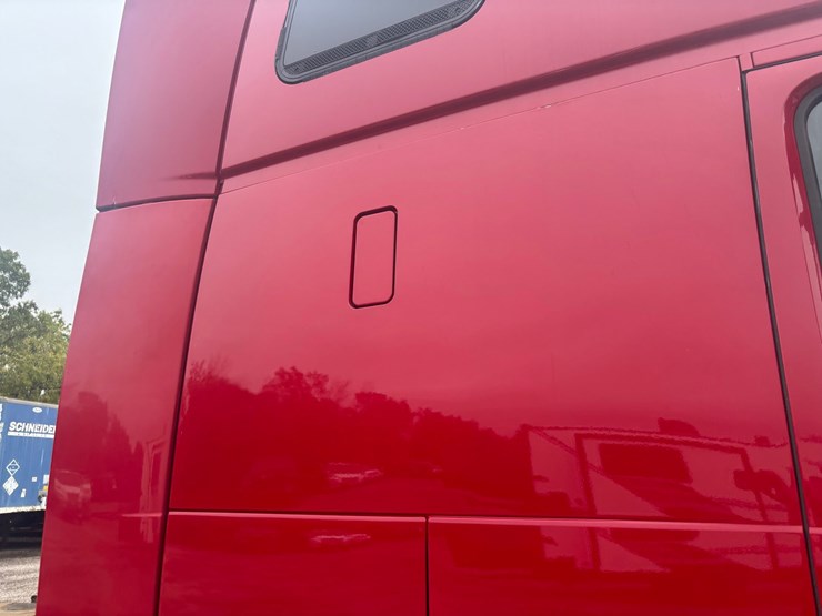 #2325-•-2010-volvo-vnl-sleeper-cab-truck-tractor-image-28