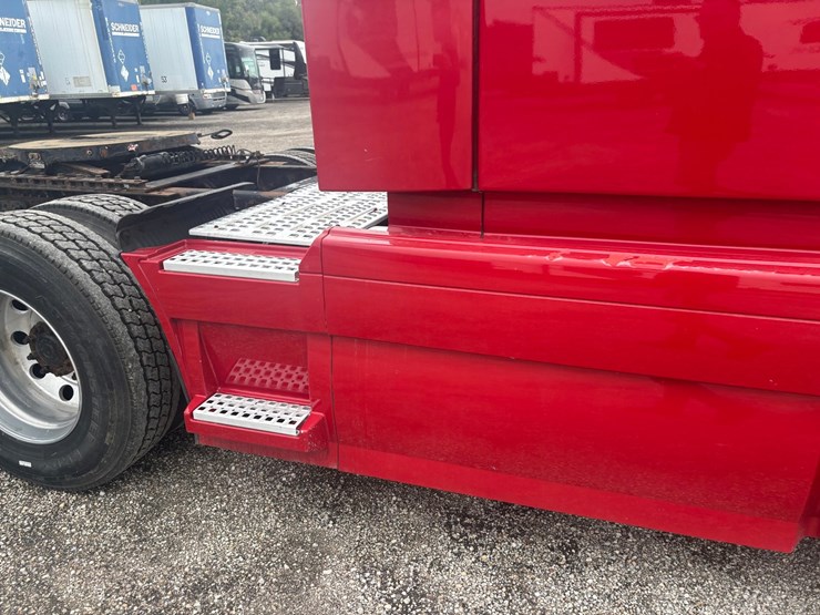 #2325-•-2010-volvo-vnl-sleeper-cab-truck-tractor-image-30