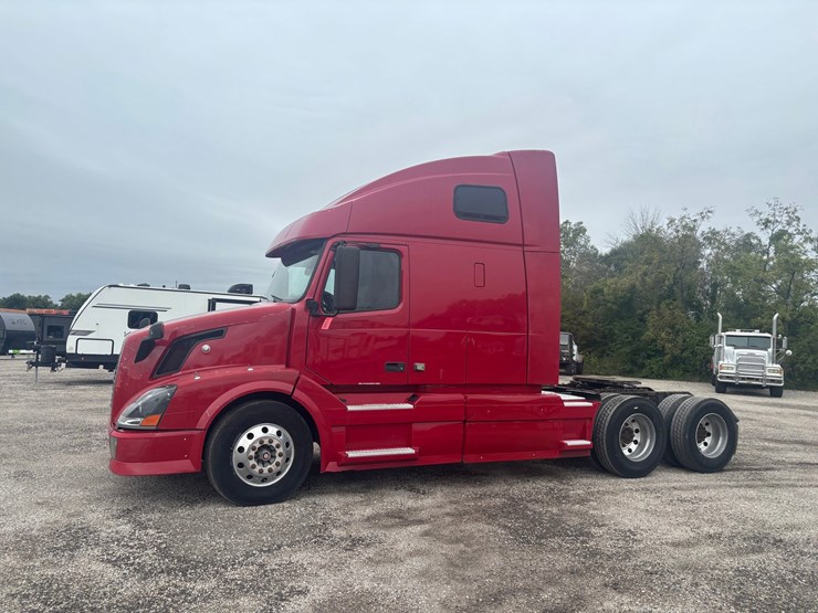#2325-•-2010-volvo-vnl-sleeper-cab-truck-tractor-image-1