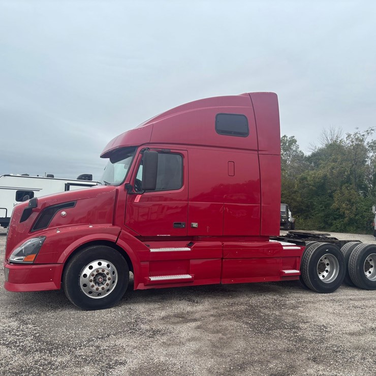 #2325 • 2010 Volvo VNL Sleeper Cab Truck Tractor
